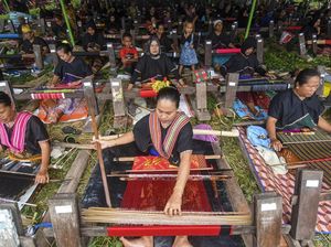 Ribuan Perajin Menenun Bareng di NTB