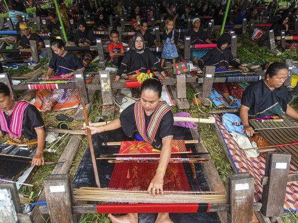 Ribuan Perajin Menenun Bareng di NTB