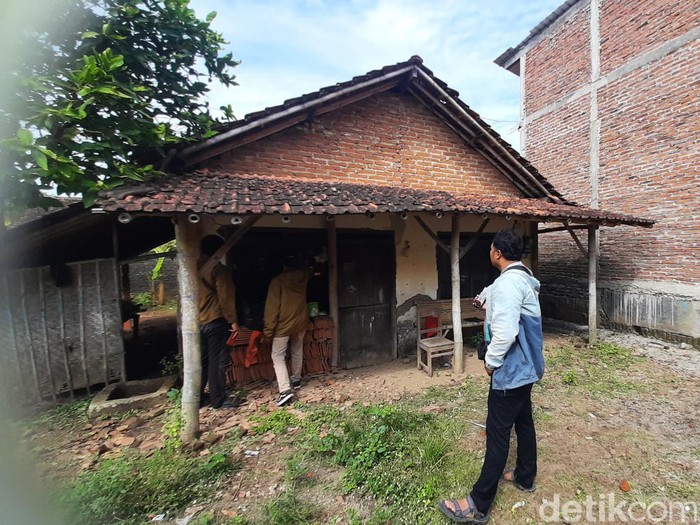 Rumah pengamen inisial WU (29) yang diduga iseng mengancam akan mengebom Mapolres Kudus di Desa Tanjungrejo, Jekulo, Kabupaten Kudus, Sabtu (8/7/2023).