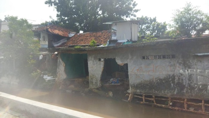 Rumah warga di pinggiran sungai Kali Baru, Kramat Jati, Jaktim jebol