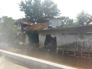 Tergerus Air Sungai Kali Baru, Tembok Rumah Warga di Kramat Jati Jebol