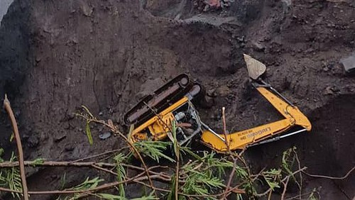 Salah satu ekskavator yang tertimbun longsor di galian C Desa Sebudi, Kecamatan Selat, Kabupaten Karangasem, Bali, Jumat (7/7/2023). (Istimewa)