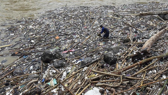 Warga mengais sampah yang menumpuk di aliran Sungai Ciwulan, Kota Tasikmalaya, Jawa Barat, Sabtu (8/7/2023). Sampah yang didominasi plastik dan styrofoam itu berasal dari kebiasaan warga membuang sampah di sungai, sehingga dapat mencemari ekosistem sungai dan dapat menyebabkan terjadi banjir saat musim hujan. ANTARA FOTO/Adeng Bustomi/YU