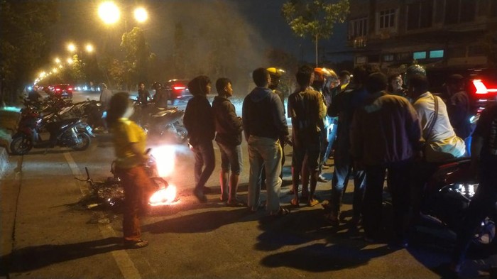 sepeda motor korban yang ditabrak pikap terbakar. (Foto: Istimewa)