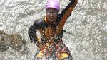 Sentul Punya Destinasi Shower Climbing, Awas Ketagihan!
