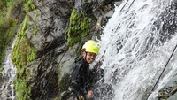 Tidak perlu khawatir safety diutamakan dalam melakukan shower climbing ini.