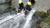 Bersiap memanjat tebing air terjun dan melawan arus.