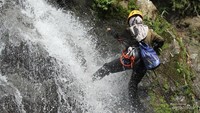 Shower climning, memanjat dinding Curug Cibingnin melawan arus sungai.
