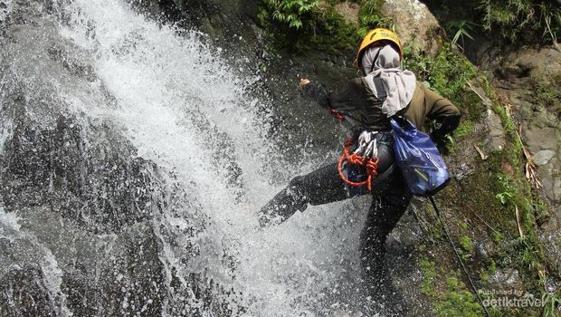 Shower Climning Memanjat dinding curug Cibingnin melawan arus foto by koBilly