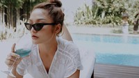 Siti Badriah dan Krisjiana memang dikenal sebagai pasangan suami istri yang selalu kompak dan romantis. Di Instagram masing-masing mereka sering memperlihatkan momennya saat kulineran. Foto: Instagram @sitibadriahhh