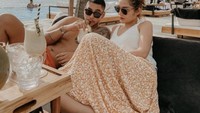 Kekompakan keduanya juga terlihat saat berlibur ke Bali. Mereka menikmati milkshake saat nongkrong seru di beach club. Foto: Instagram @sitibadriahhh