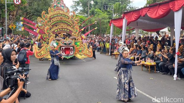 Solo Batik Carnival (SBC) ke-14 di Jalan Bhayangkara, Sriwedari, Solo, Sabtu (8/7/2023).