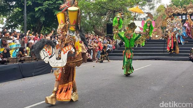 Solo Batik Carnival (SBC) ke-14 di Jalan Bhayangkara, Sriwedari, Solo, Sabtu (8/7/2023).