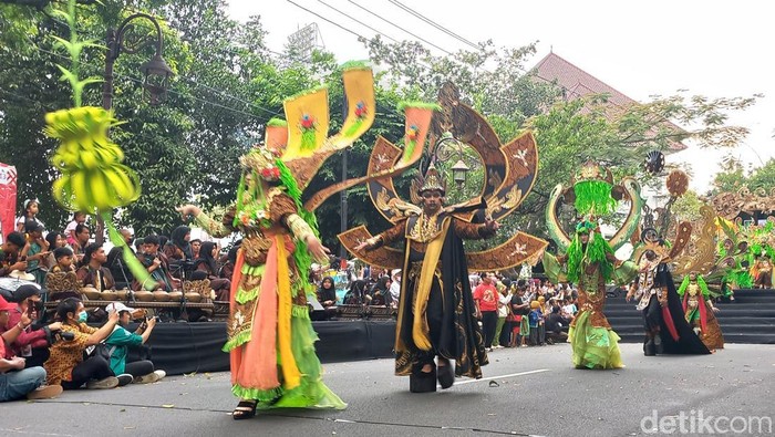 Solo Batik Carnival (SBC) ke-14 di Jalan Bhayangkara, Sriwedari, Solo, Sabtu (8/7/2023).