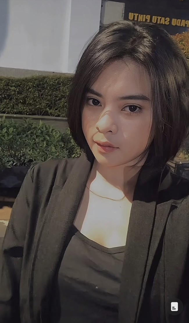 Ketika sudah mendaftarkan diri dan mengikuti berbagai tes masuk menjadi security wanita, Rizka tak menyangka dirinya dinyatakan lolos seleksi. Padahal yang mencalonkan waktu itu ada 40 lebih orang. Dan yang diterima hanya tiga orang. Alhamdulillah saya lolos semua tesnya itu. Mulai tes fisik wawancara dan lain-lain. Awalnya kaget dan tidak menyangka banget bisa lolos. Padahal belum punya pengalaman sebagai security, ungkapnya haru. Rizk mengaku pernah bertugas sebagai satpam wanita di Transmart Bg Junction Surabaya, Jawa Timur, sekitar satu tahun. Setelah itu, Rizka bertugas di Transmart Rungkut, Surabaya. Foto: Dok. TikTok @im.rzkxxc.