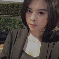 Ketika sudah mendaftarkan diri dan mengikuti berbagai tes masuk menjadi security wanita, Rizka tak menyangka dirinya dinyatakan lolos seleksi. Padahal yang mencalonkan waktu itu ada 40 lebih orang. Dan yang diterima hanya tiga orang. Alhamdulillah saya lolos semua tesnya itu. Mulai tes fisik wawancara dan lain-lain. Awalnya kaget dan tidak menyangka banget bisa lolos. Padahal belum punya pengalaman sebagai security, ungkapnya haru. Rizk mengaku pernah bertugas sebagai satpam wanita di Transmart Bg Junction Surabaya, Jawa Timur, sekitar satu tahun. Setelah itu, Rizka bertugas di Transmart Rungkut, Surabaya. Foto: Dok. TikTok @im.rzkxxc.