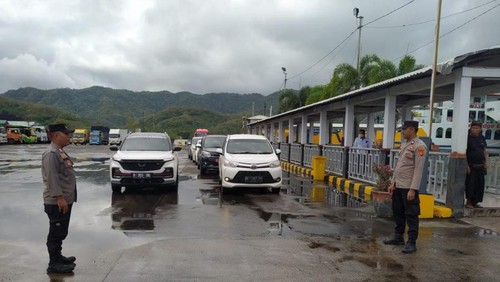 Suasana kendaraan gagal berangkat di Pelabuhan Lembar Lombok Barat, Jumat sore (7/7/2023). Foto: Polsek Kawasan Pelabuhan Lembar.