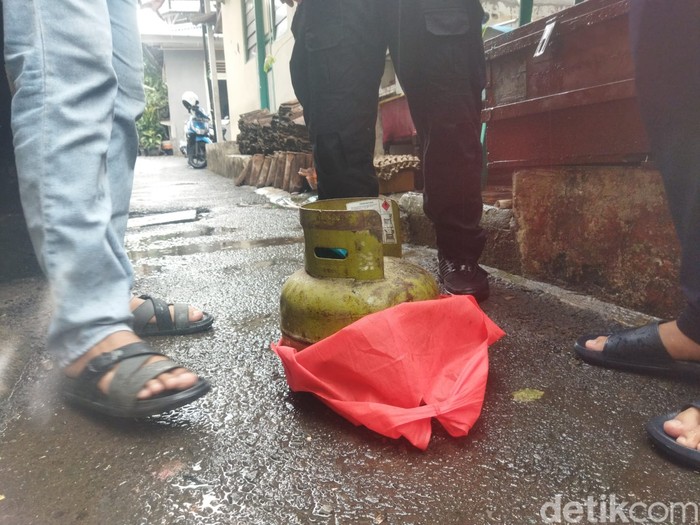 Tabung gas melon 3 kg yang memicu ledakan di Tebet, Jaksel. (Kurniawan Fadilah/detikcom)