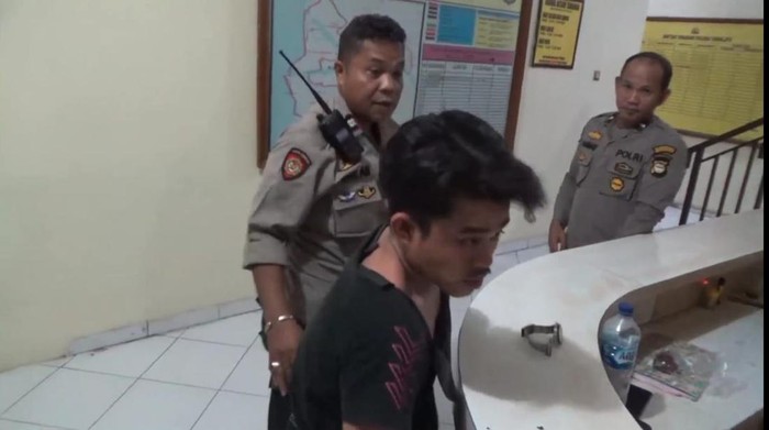 Tampang Adrian (23), pemotor mabuk yang mengeroyok pengendara mobil di Makassar.