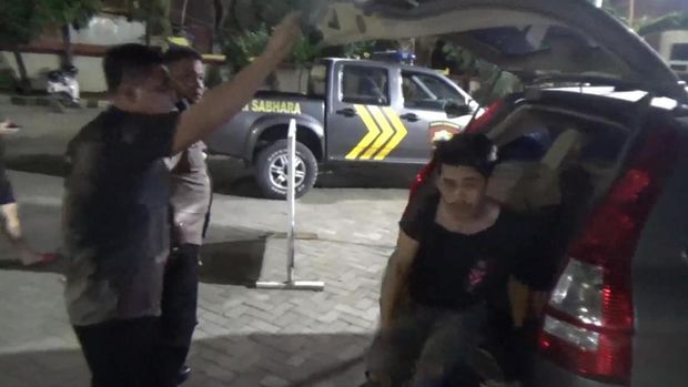 Tampang Adrian (23), pemotor mabuk yang mengeroyok pengendara mobil di Makassar.