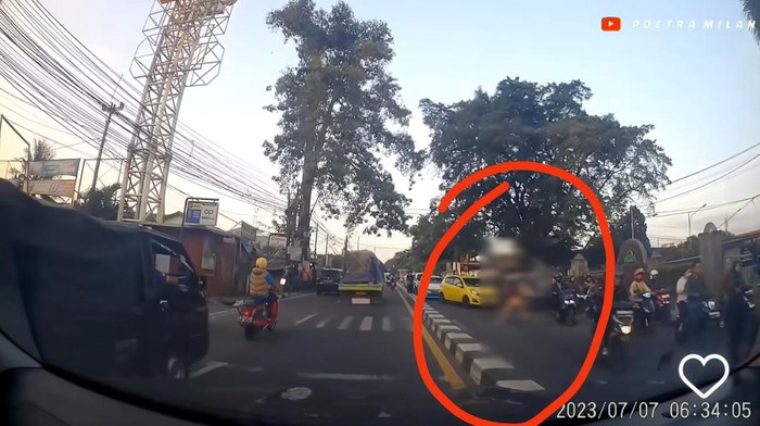 Tangkapan layar video perempuan ODGJ tanpa busana ganggu lalin di Parung, Bogor, Jabar.