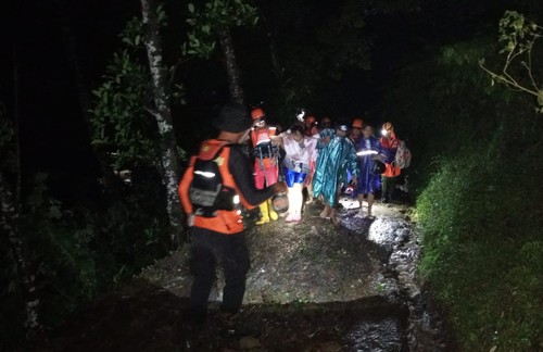 Tim SAR gabungan saat melakukan evakuasi terhadap 6 orang wisatawan yang terjebak di Glamping Riverside Telaga Waja, Desa Muncan, Kecamatan Selat, Kabupaten Karangasem, Jumat (7/7/2023) malam. (istimewa)