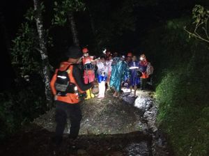 Diterjang Banjir, 6 Wisatawan Terjebak di Glamping Riverside Telaga Waja