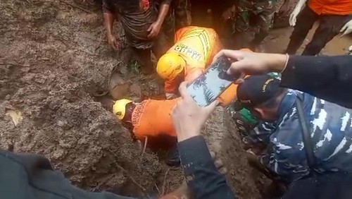 Tim SAR gabungan saat mengevakuasi jasad Komang Aditya yang tertimbun longsor di Banjar Dinas Ngis Kaler, Desa Tribuana, Kecamatan Abang, Kabupaten Karangasem, Sabtu (8/7/2023). (Foto: istimewa)