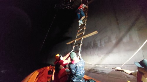 Tim SAR menyelamatkan seorang ABK MV Cape Venus dikabarkan membutuhkan bantuan evakuasi medis saat melintasi perairan Selat Badung, Jumat (7/7/2023) sore. (Foto: Istimewa).