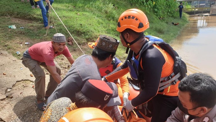 Tim SAR saat evakuasi jasad balita yang tenggelam saat naik perahu ketek di Sungai Batanghari (Dok Basarnas Jambi).