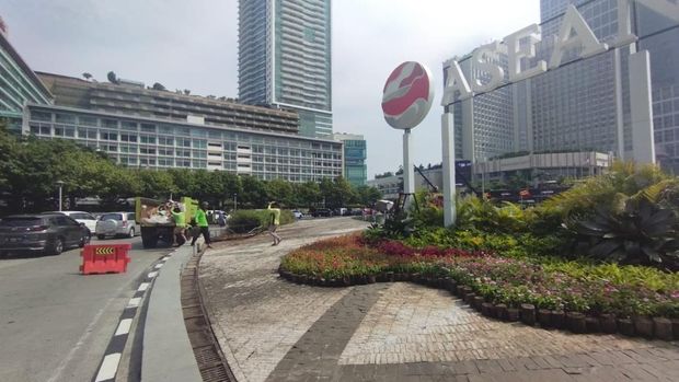 TKP kecelakaan mobil di Bundaran HI (Brigitta-detikcom)