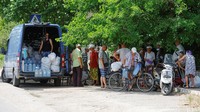 Warga bertahan hidup dengan mengandalkan bantuan.  