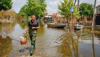 Warga yang bertahan beraktivitas menggunakan perahu. Hal itu dilakukan karena banjir tak kunjung surut.  