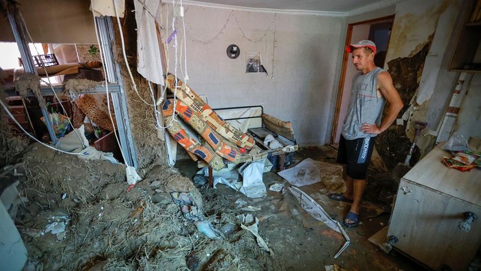Bendungan Kakhovka di wilayah Ukraina yang dikuasi Rusia jebol dan memicu banjir, Selasa (6/6) lalu. Kini warga bertahan hidup dengan mengandalkan bantuan.