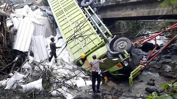 Truk pengangkut tepung masuk ke jurang di kawasan Gentong Tasikmalaya.