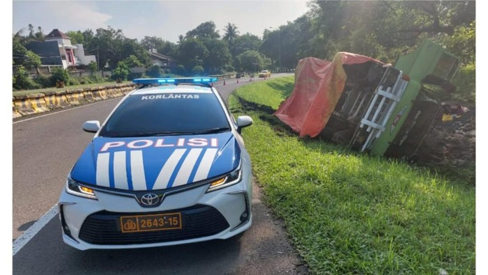 Truk terguling di Tol Jagorawi Km 24 Bogor arah Gunungputri.