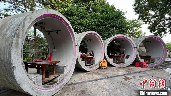 Unik! Bangunan Resto BBQ di China Ini Berupa Susunan Pipa Beton