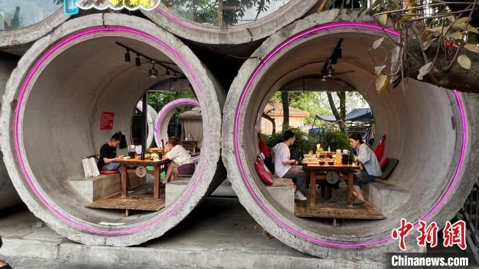 Unik! Bangunan Resto BBQ di China Ini Berupa Susunan Pipa Beton