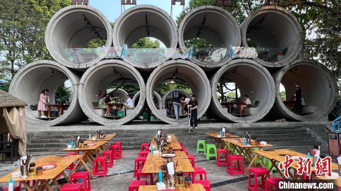 Unik! Bangunan Resto BBQ di China Ini Berupa Susunan Pipa Beton