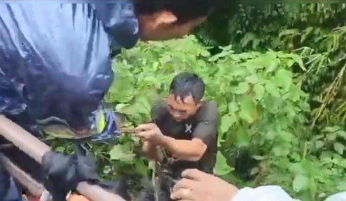 Upaya penyelamatan korban terseret arus sungai di Ubud dengan ditarik tali hang, Jumat (7/7/2023). (Istimewa)