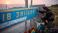 Zelenskiy mengunjungi Pulau Ular saat Rusia masih melakukan invasi ke Ukraina. Seperti diketahui, invasi Rusia ke Ukraina telah berlangsung sejak 24 Februari 2022. Hingga kini invasi itu belum ada tanda-tanda berhenti. 