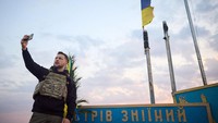 Zelenskiy melakukan selfie di sela-sela kunjungannya di Pulau Ular. 