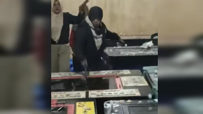 Aksi emak-emak saat hancurkan mesin judi tembak ikan di Asahan. (Foto: Istimewa)