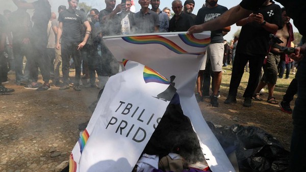 Aktivis Anti-LGBT dan Polisi Bentok di Tbilisi Georgia