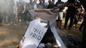 Aktivis Anti-LGBT dan Polisi Bentok di Tbilisi Georgia