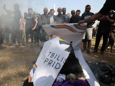 Aktivis Anti-LGBT dan Polisi Bentok di Tbilisi Georgia