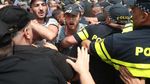 Aktivis Anti-LGBT dan Polisi Bentok di Tbilisi Georgia