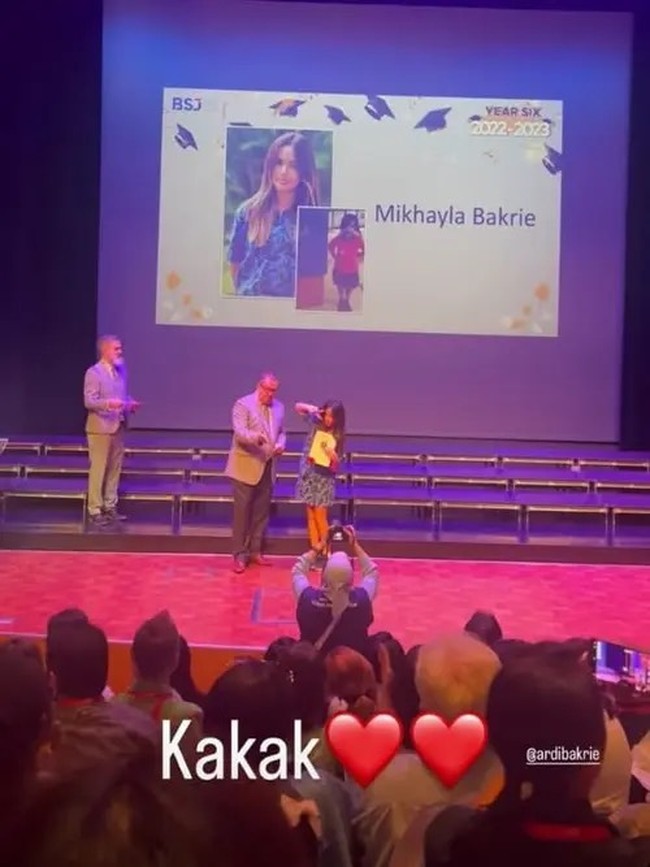 Nia Ramadhani dan Ardi Bakrie ikut serta sejak awal acara wisuda Mikhayla. Mulai dari penyerahan piagam kelulusan saat Mikhayla naik ke atas panggung hingga selesai. Foto: Dok. Instagram