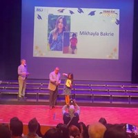 Nia Ramadhani dan Ardi Bakrie ikut serta sejak awal acara wisuda Mikhayla. Mulai dari penyerahan piagam kelulusan saat Mikhayla naik ke atas panggung hingga selesai. Foto: Dok. Instagram