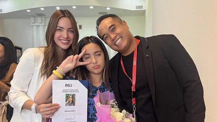 Anak Nia Ramadhani Wisuda SD